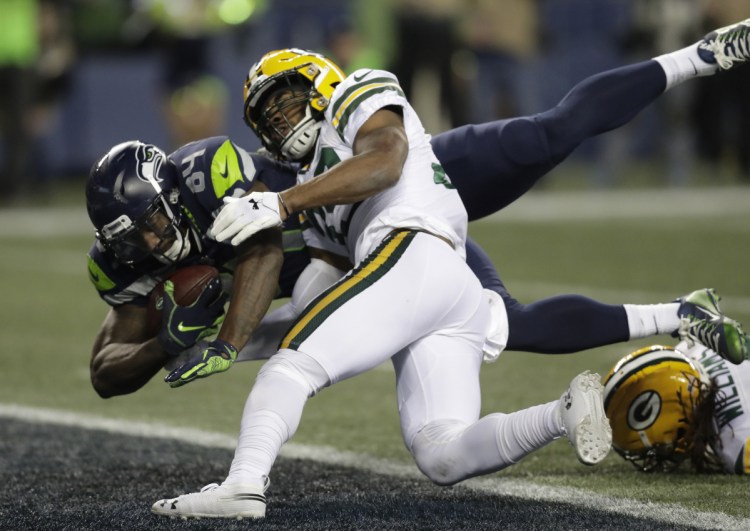Seattle's Ed Dickson scores the winning touchdown with 5:08 left in the fourth quarter Thursday night in a 27-24 win that kept the Seahawks' playoff hopes alive.