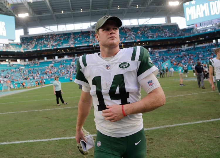 New York Jets quarterback Sam Darnold will not start against the Patriots on Sunday because of an injury.