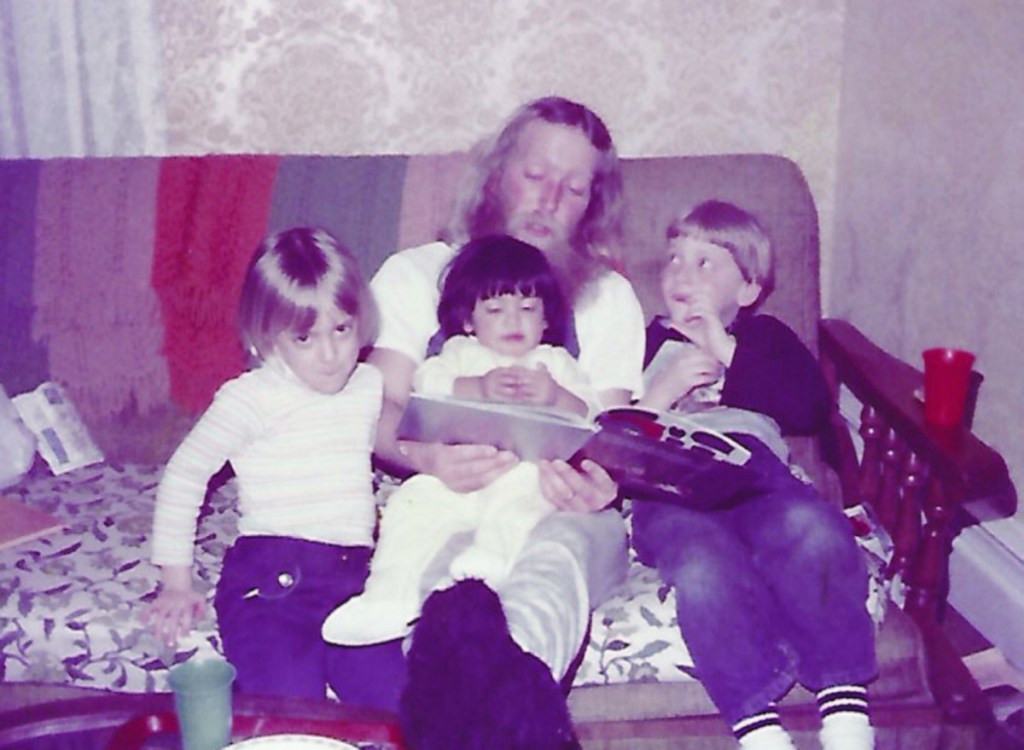 Amanda A. Meader (left) with her father and siblings in 1983.