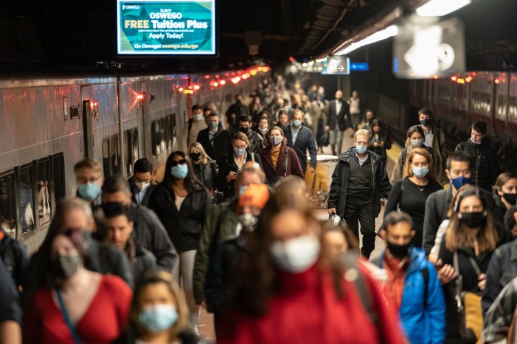 Commuters arrives at Grand Central station during morning rush hour in New York on Nov. 18, 2021. MUST CREDIT: Bloomberg photo by Jeenah Moon.
