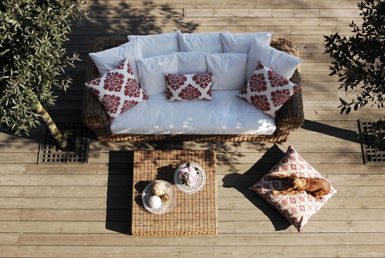 This outdoor living space uses waterproof fabrics on the couch, mixing patterns and solids for the type of styling you usually find indoors.