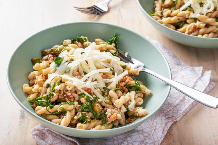 Pasta with Asparagus, Blue Cheese and Walnuts