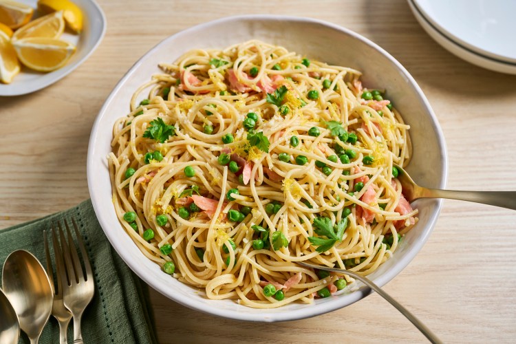 Spaghetti with smoked salmon, lemon and peas.