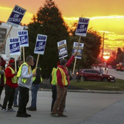 Auto Workers Vote Ford