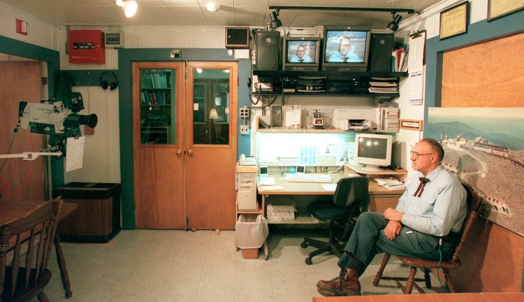 Marty Engstrom delivering his daily weather report for WMTW from Mount Washington, in 2000. 