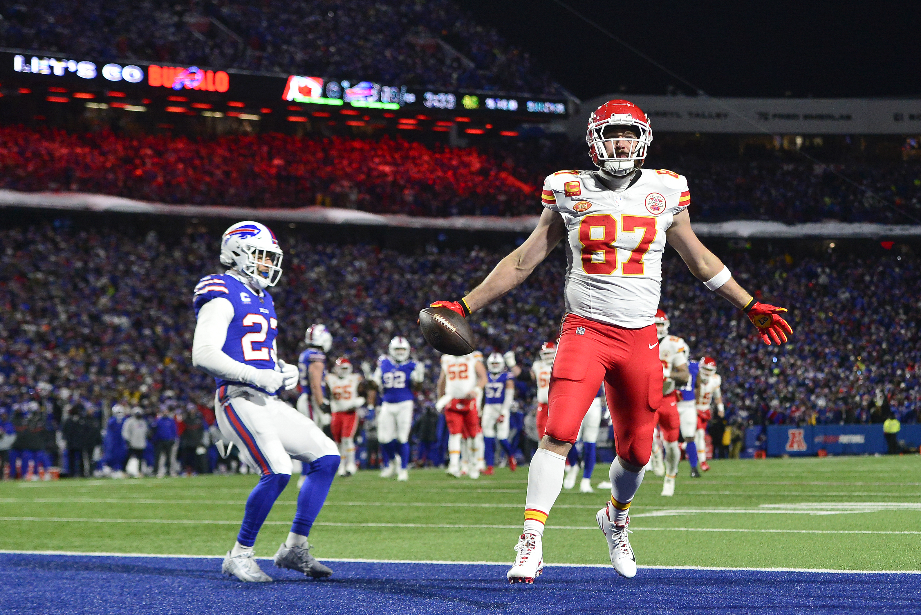 Kansas City Chiefs' fifth straight win preserves lead in jumbled
