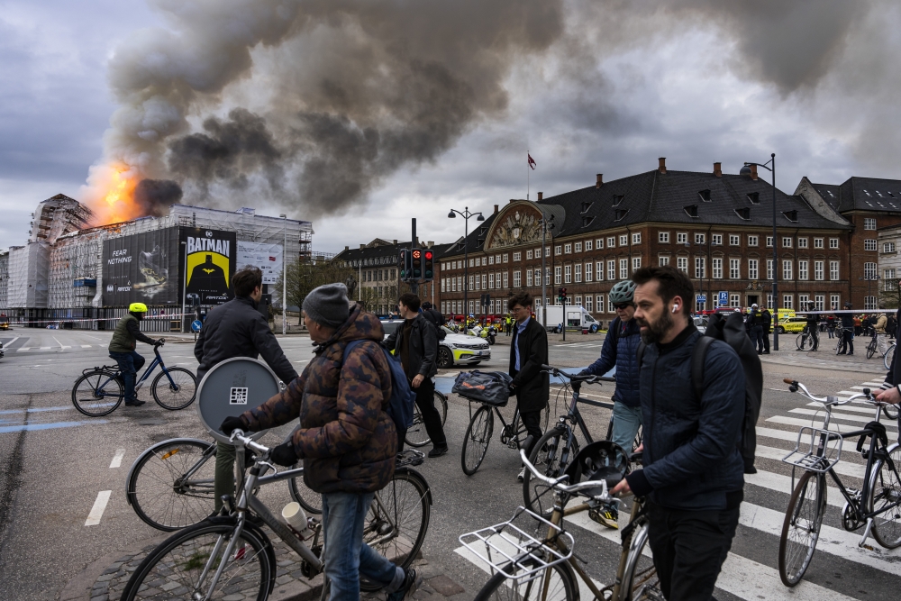 Ein Brand zerstört die alte Kopenhagener Börse aus dem 17. Jahrhundert